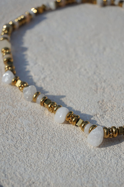 Collier doré avec pierres blanches