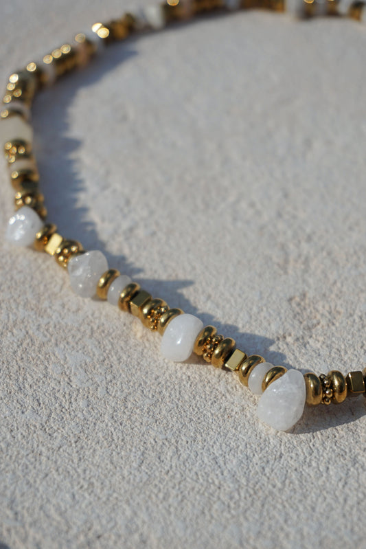 Collier doré avec pierres blanches