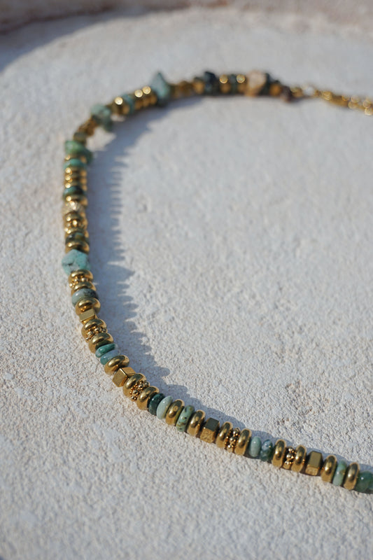 Collier doré avec pierres vertes