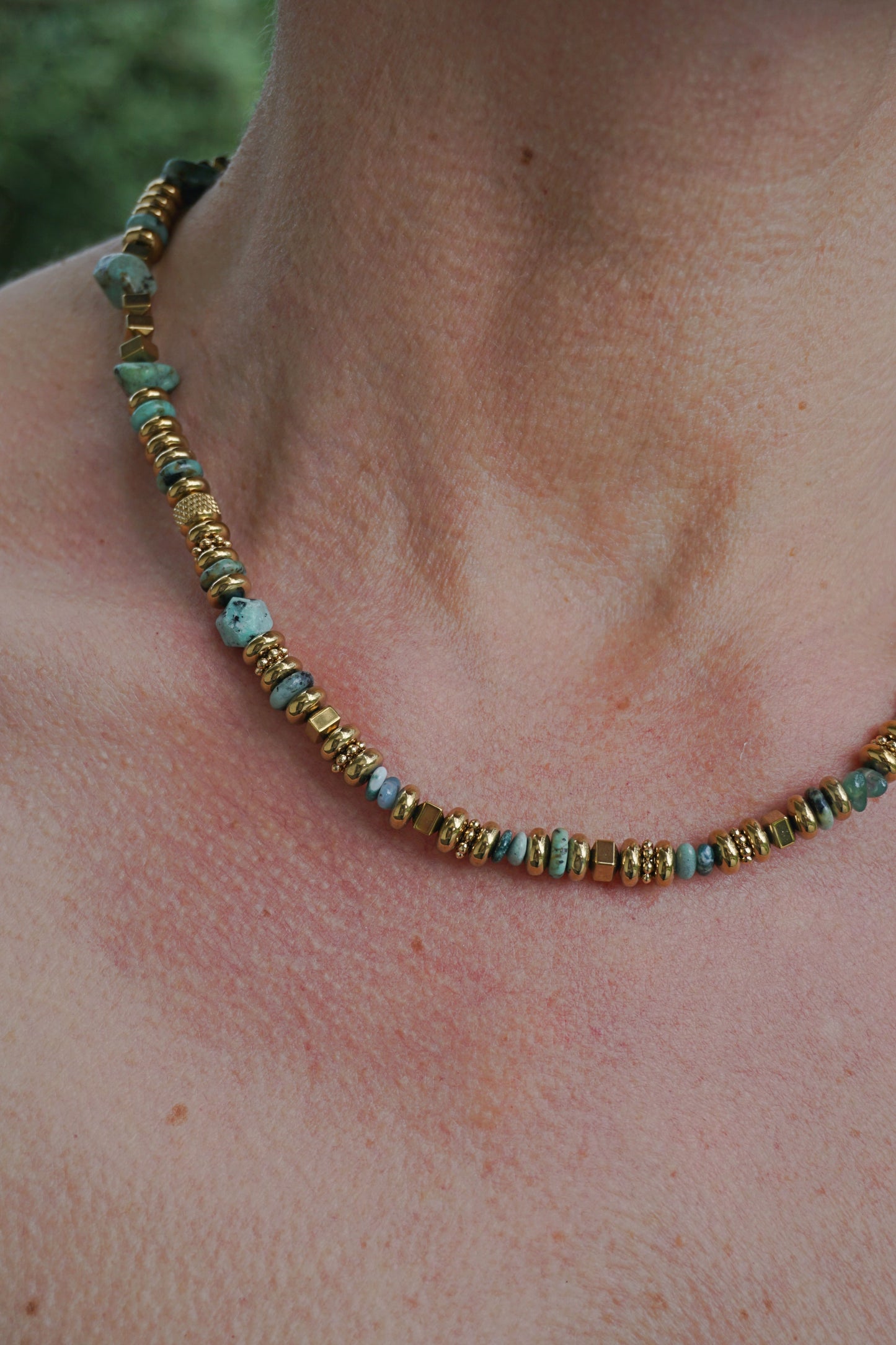 Collier doré avec pierres vertes