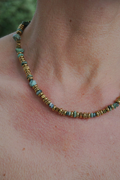 Collier doré avec pierres vertes