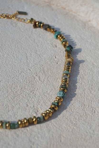 Collier doré avec pierres vertes