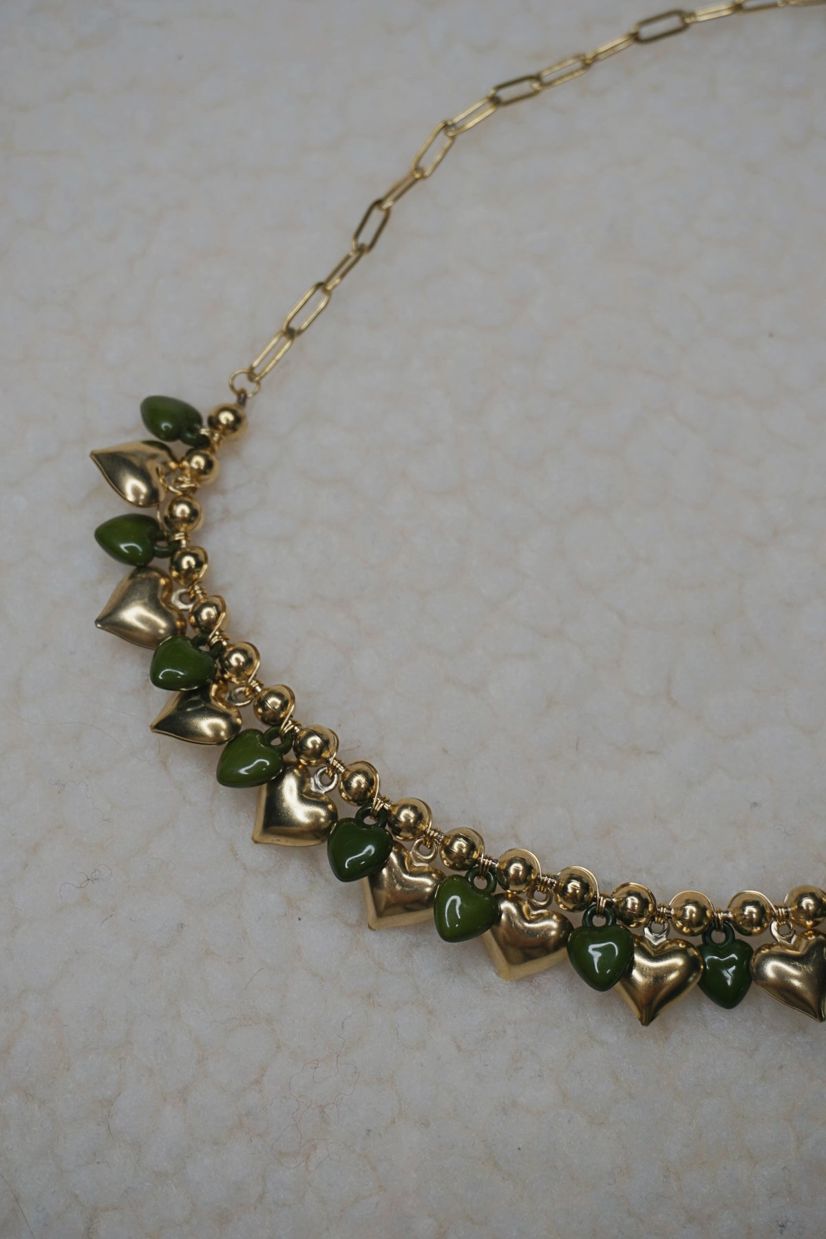 Collier doré cœurs verts