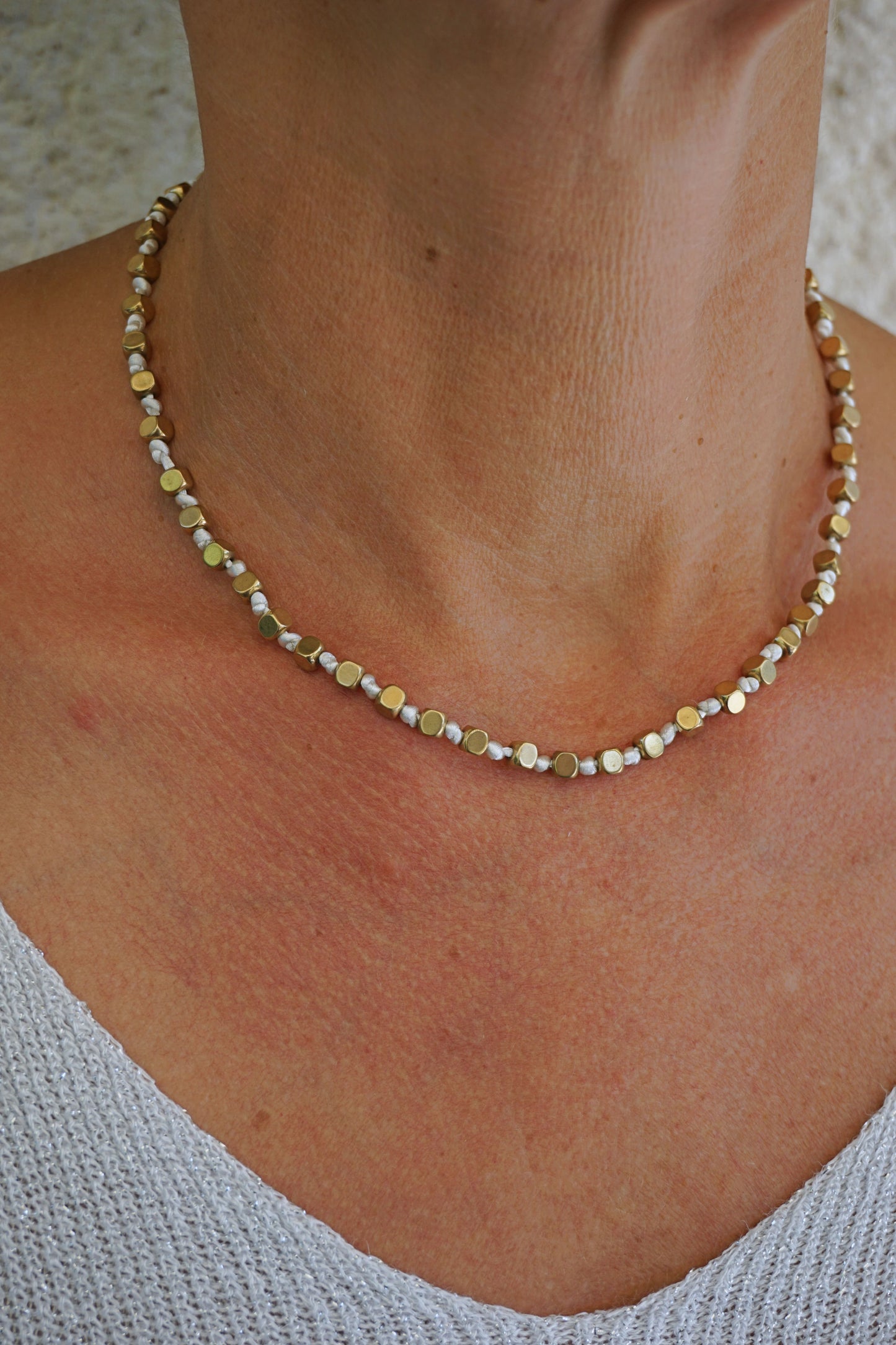 Collier doré cordelette blanche