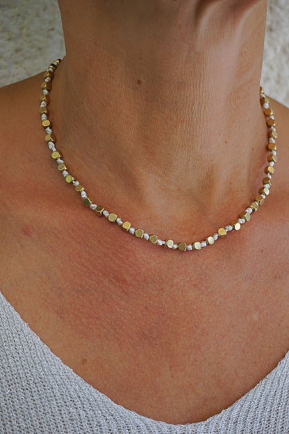Collier doré cordelette blanche