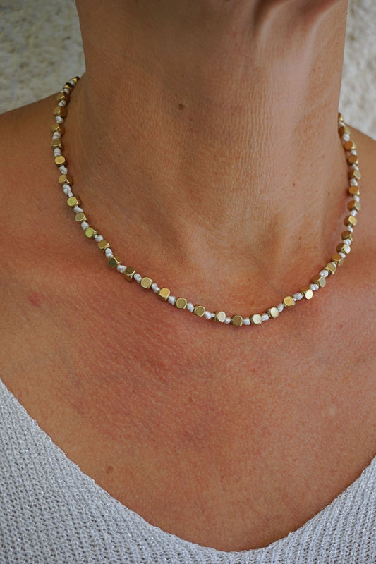 Collier doré cordelette blanche