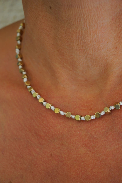 Collier doré cordelette blanche