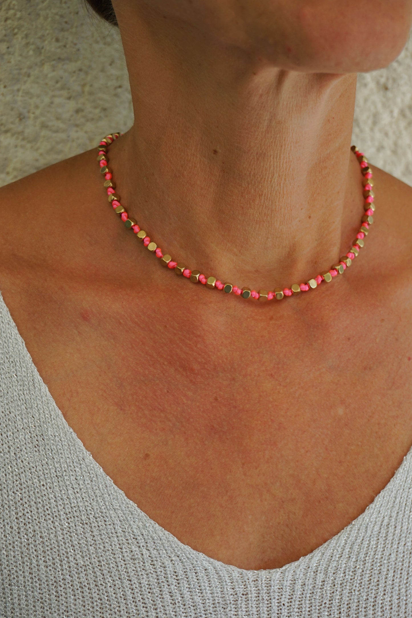 Collier doré cordelette rose