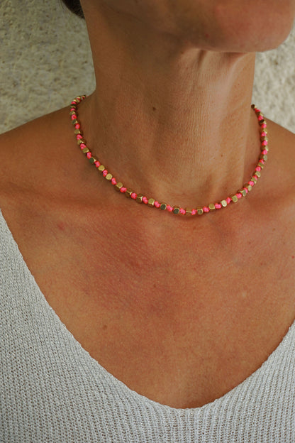 Collier doré cordelette rose