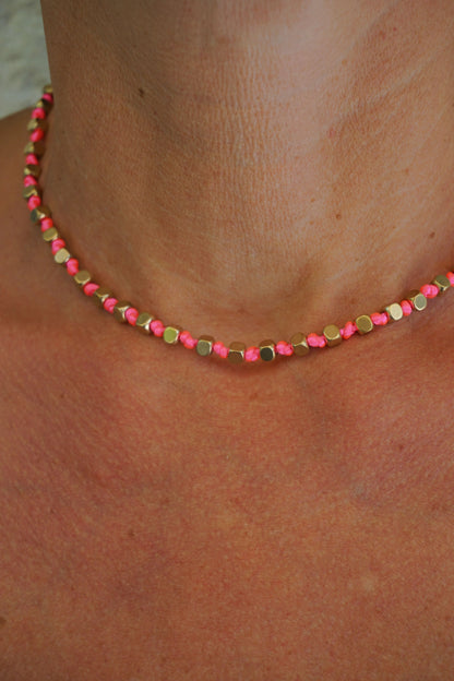 Collier doré cordelette rose