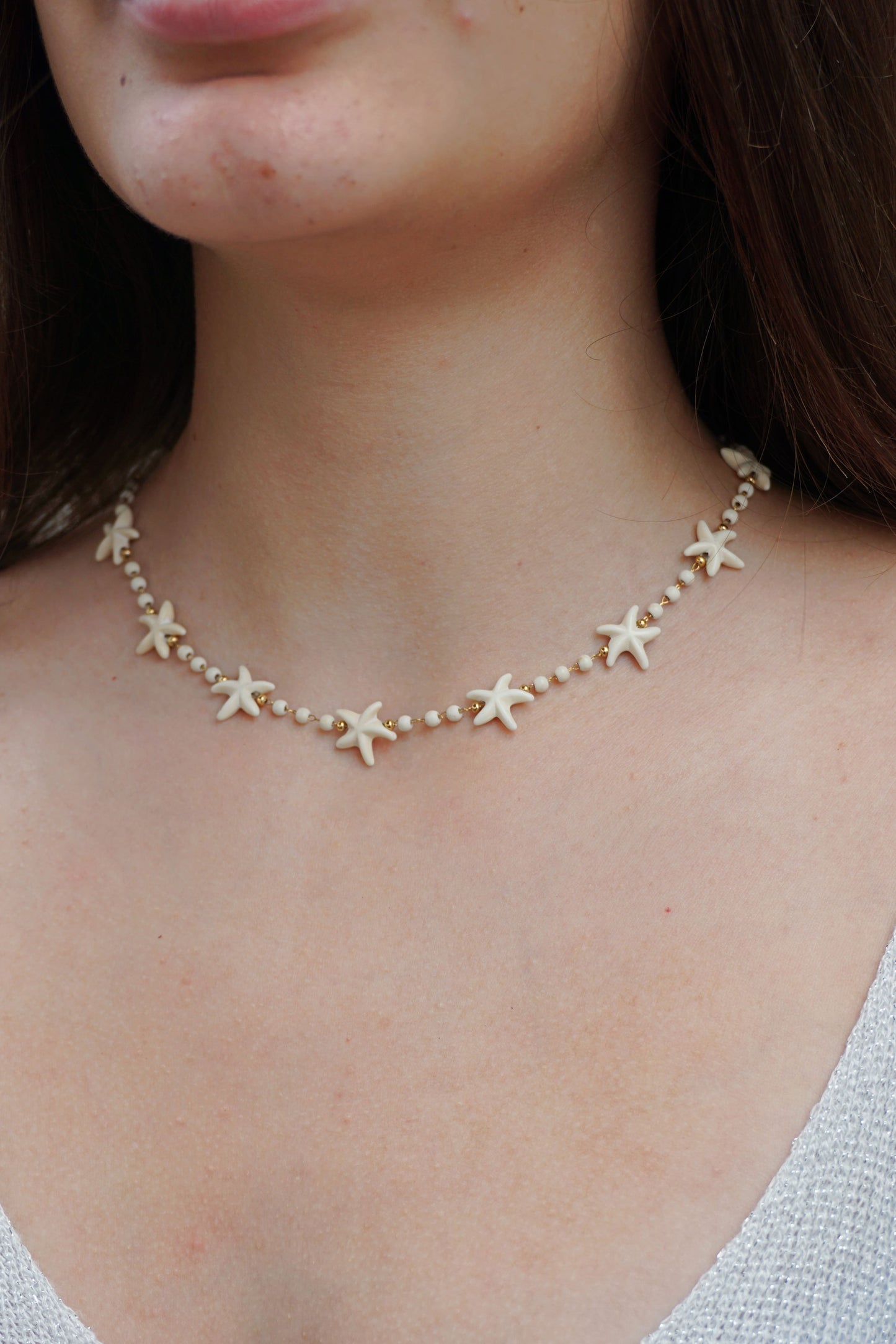 Collier doré et étoiles de mer écru