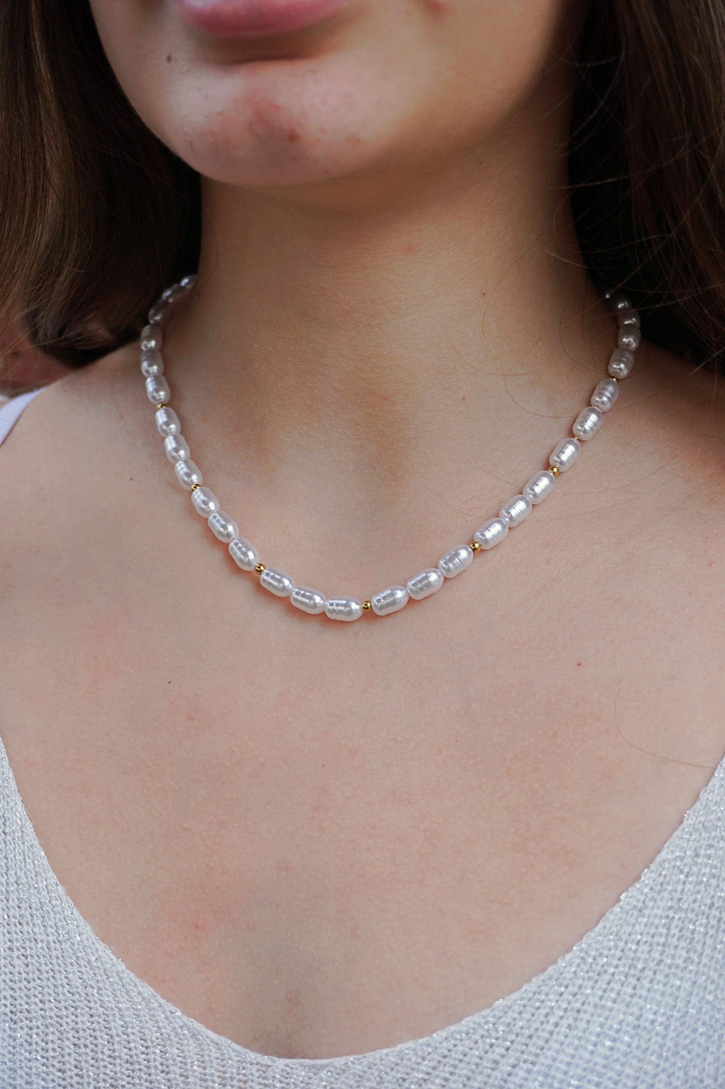Collier doré et perles nacrées