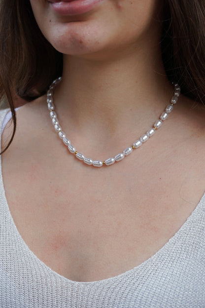 Collier doré et perles nacrées