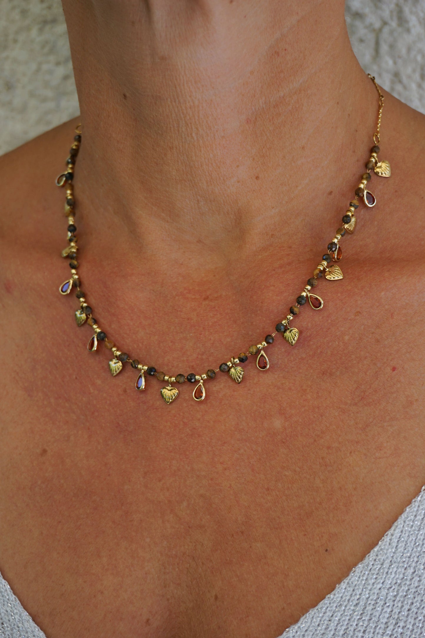 Collier doré et pierres marrons