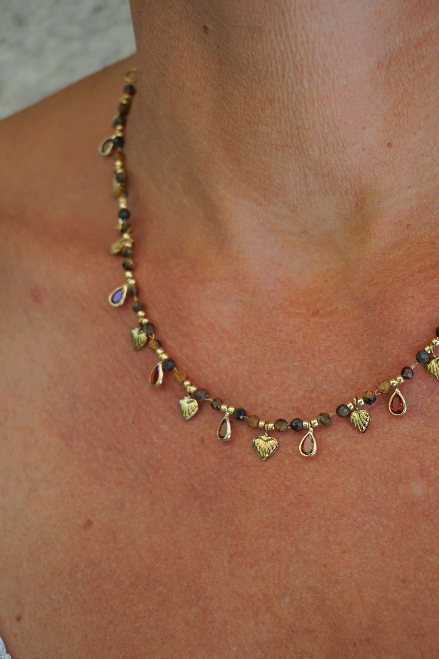 Collier doré et pierres marrons