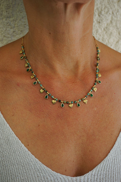 Collier doré et pierres vertes