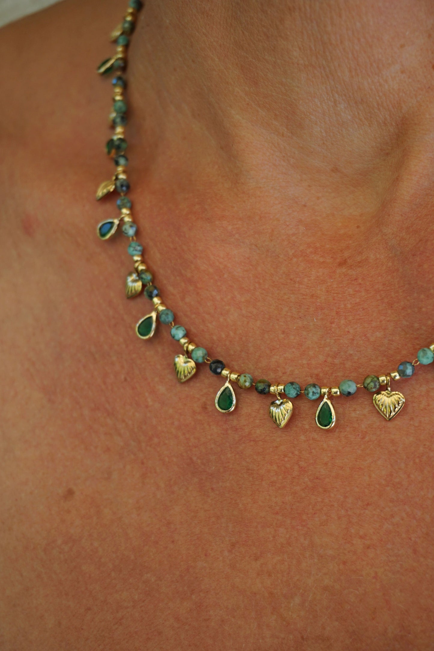 Collier doré et pierres vertes