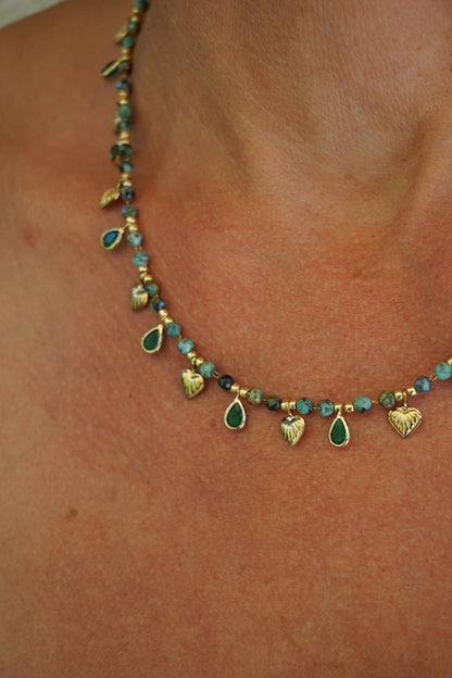 Collier doré et pierres vertes