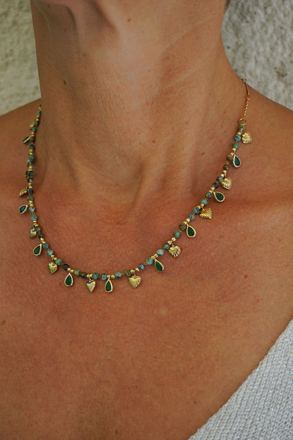 Collier doré et pierres vertes