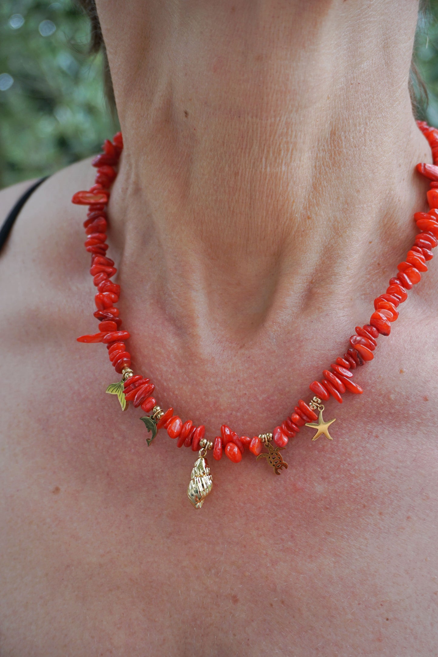 Collier doré et rouge charms