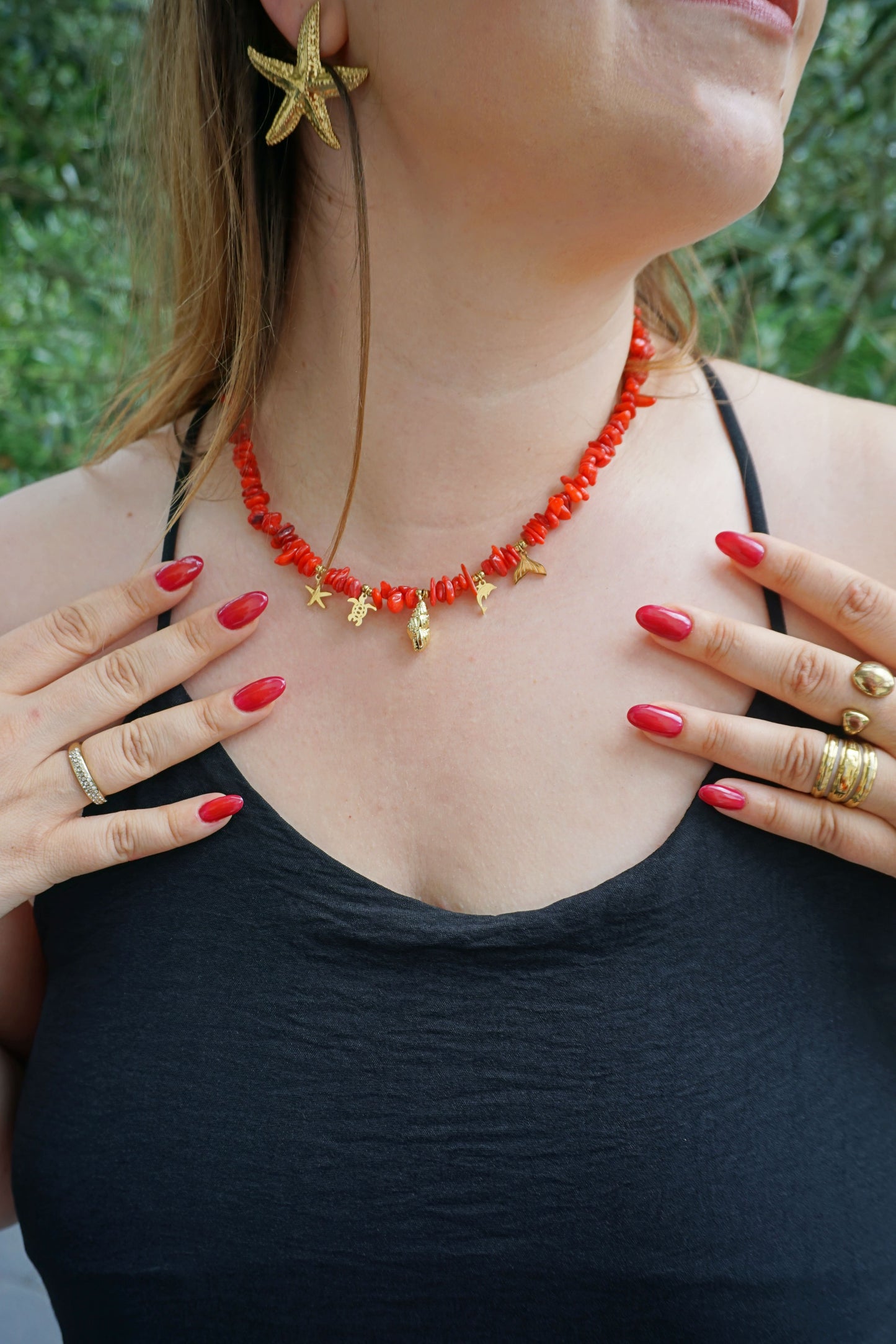 Collier doré et rouge charms