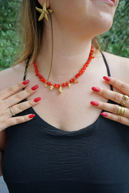 Collier doré et rouge charms
