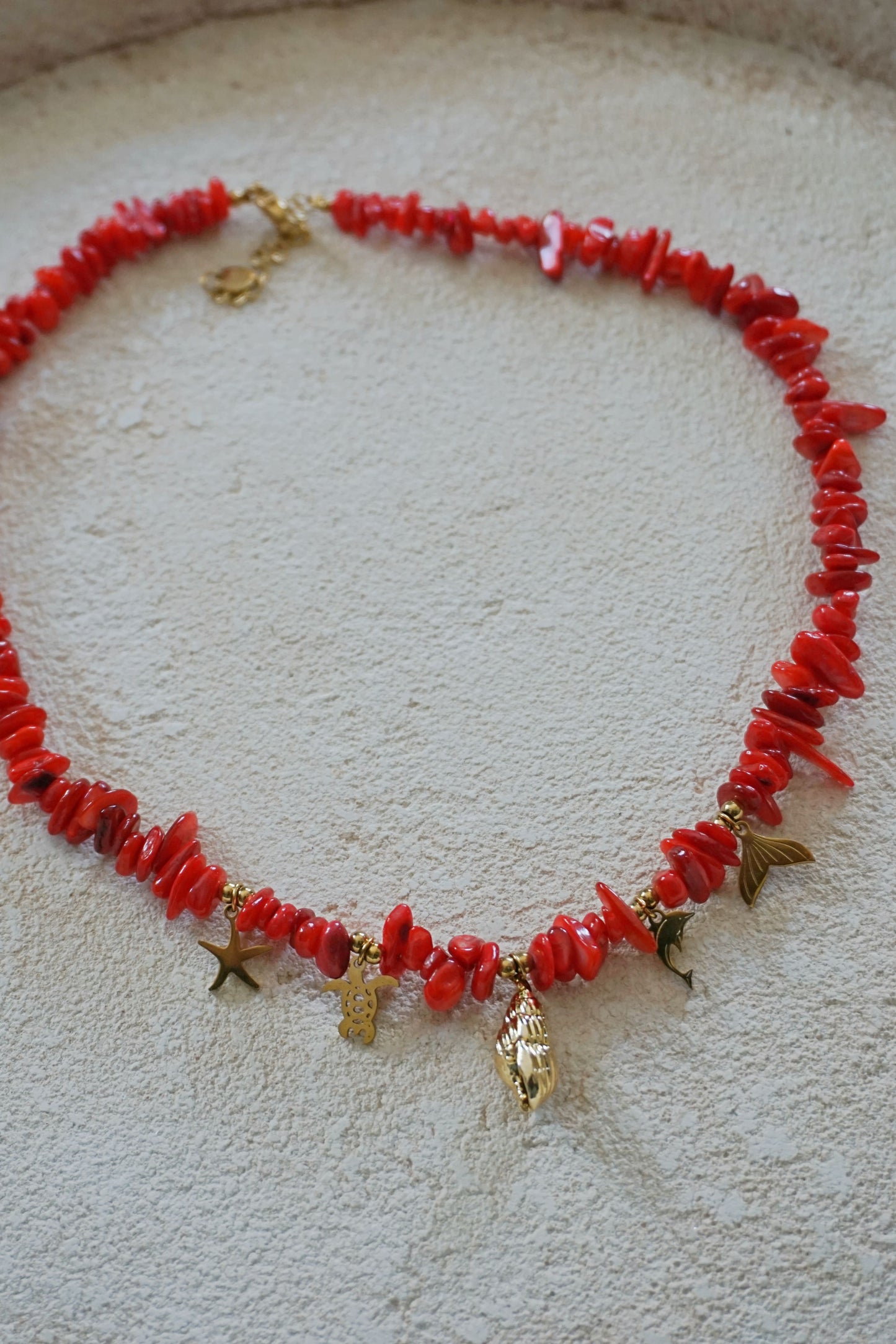 Collier doré et rouge charms