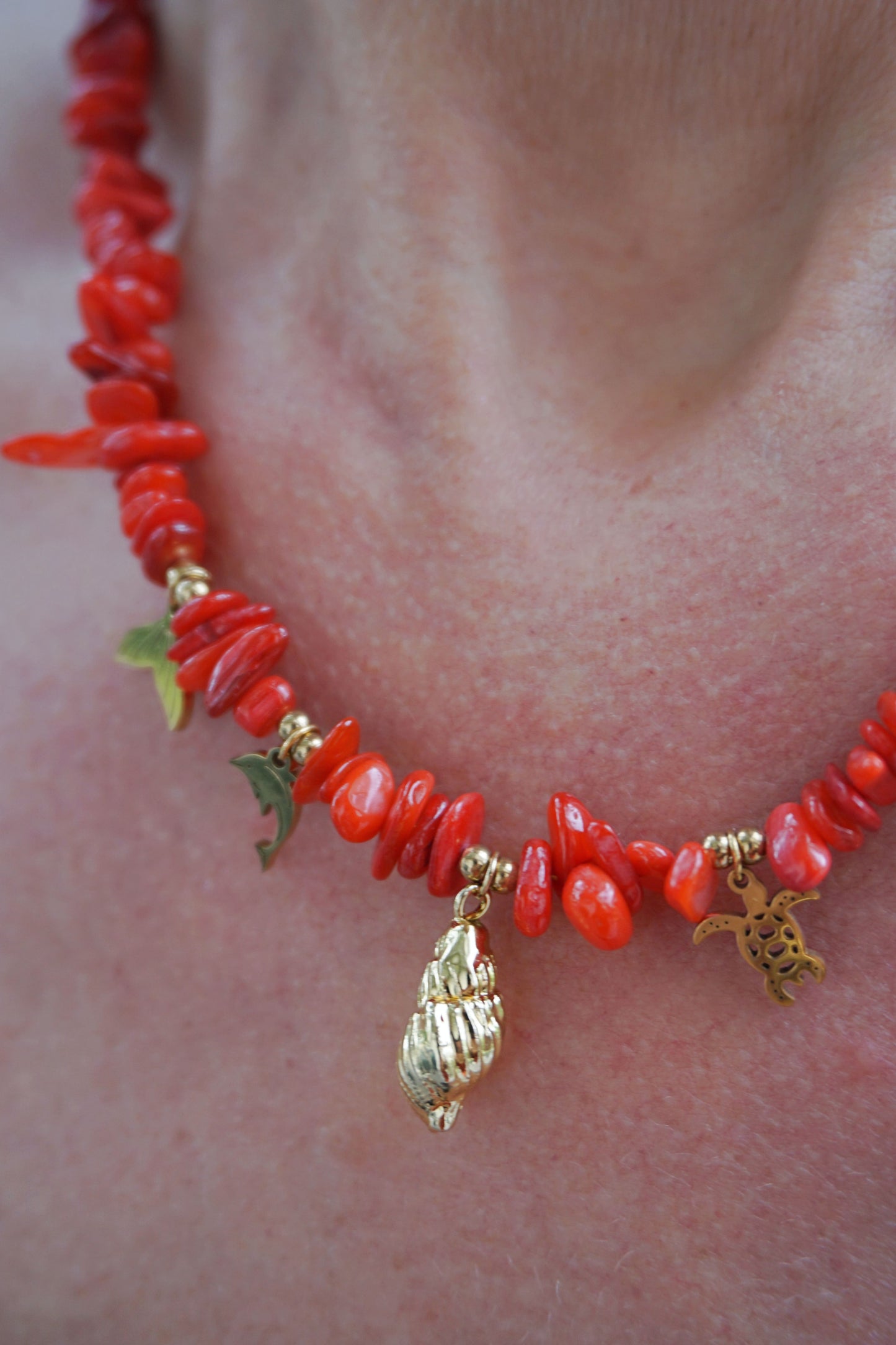Collier doré et rouge charms