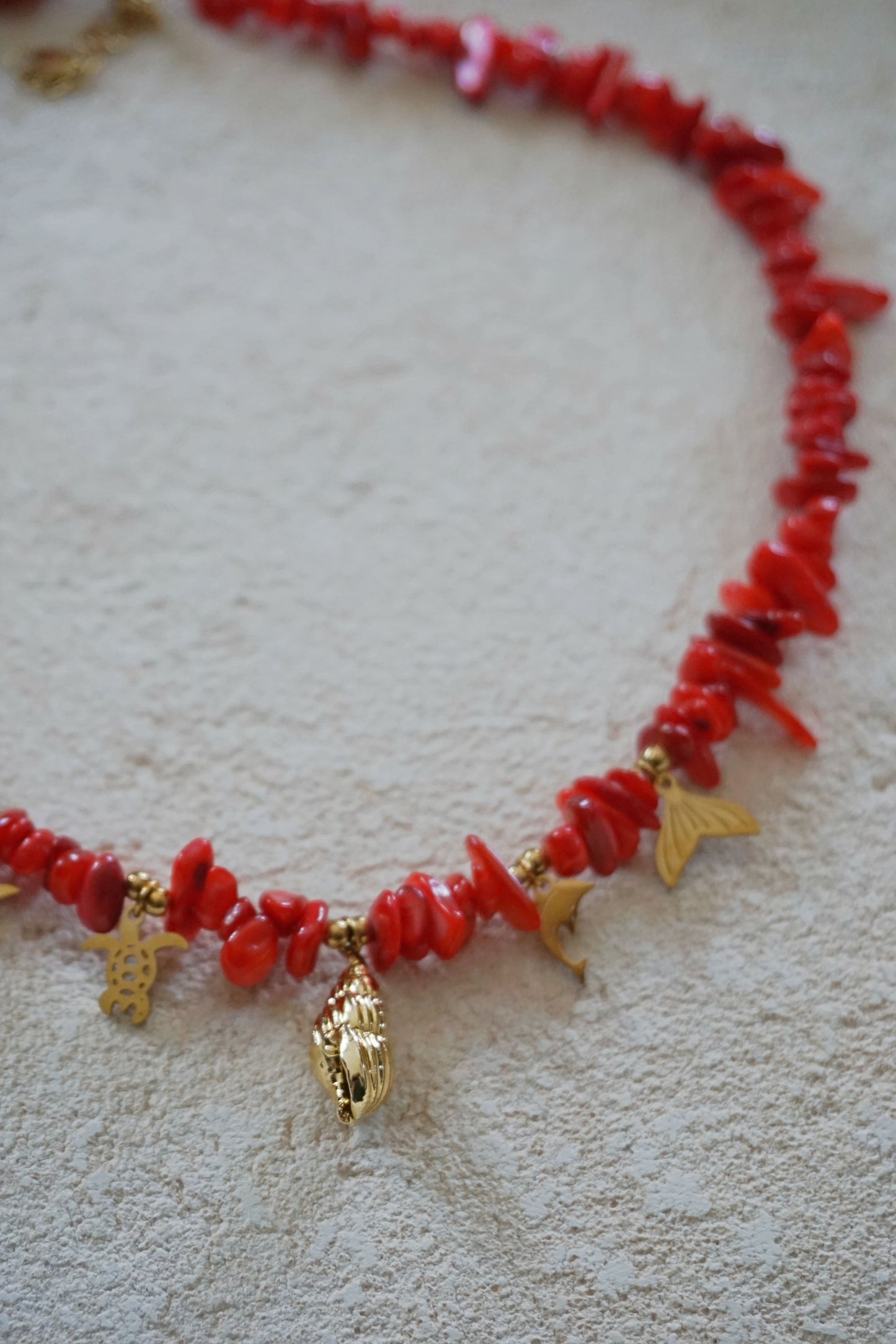 Collier doré et rouge charms