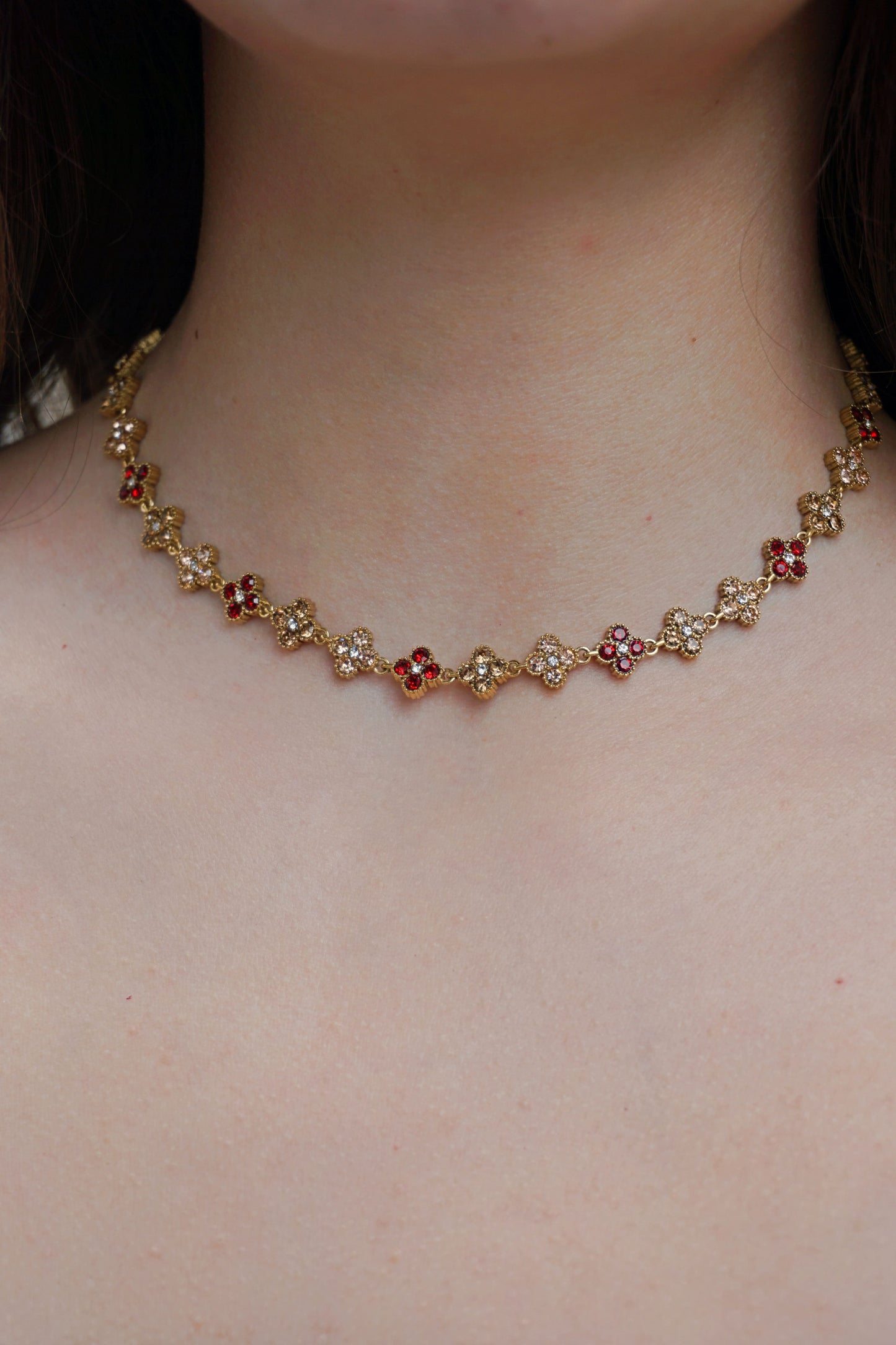 Collier doré et trèfles champagne