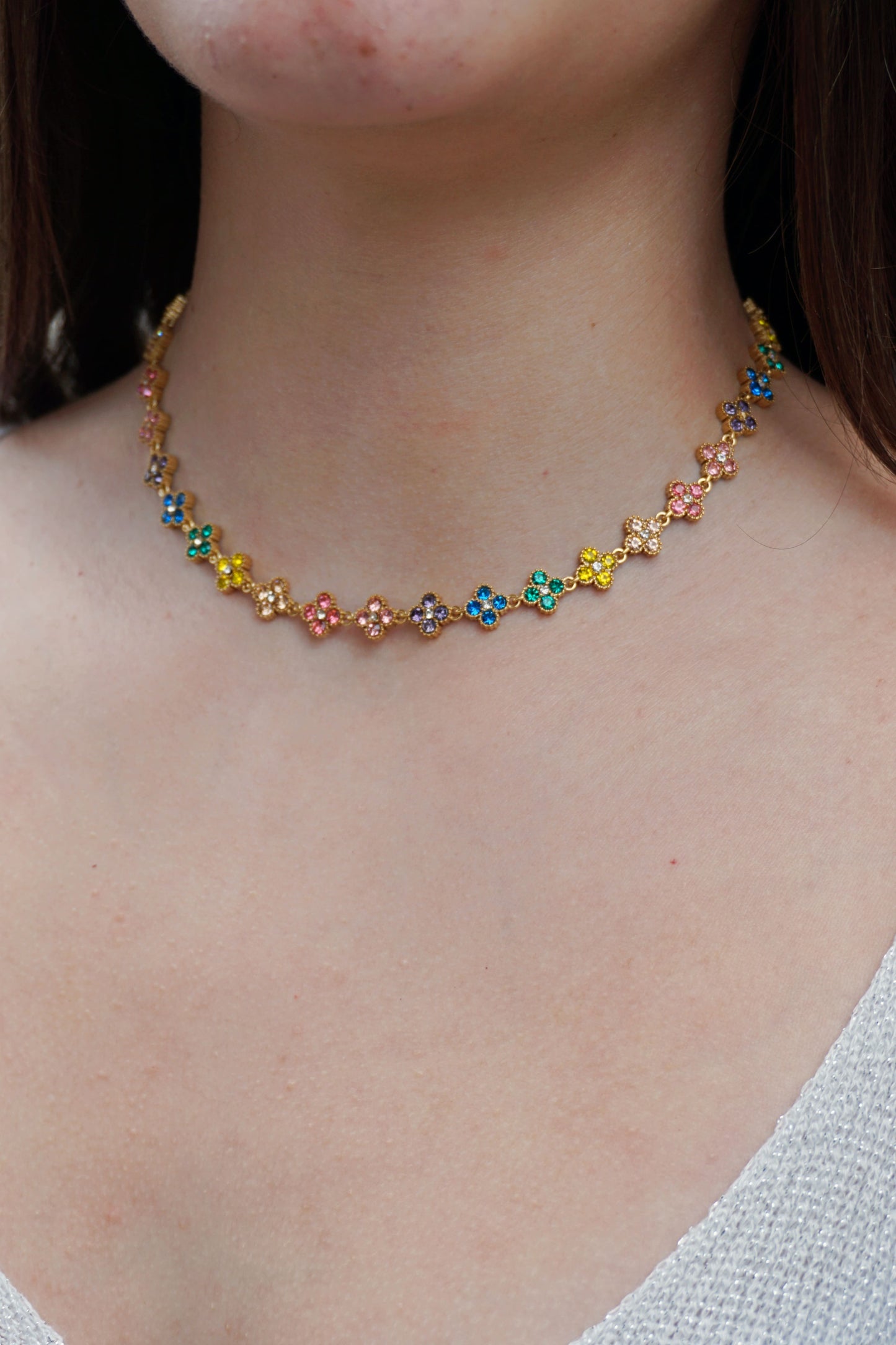 Collier doré et trèfles multicolore