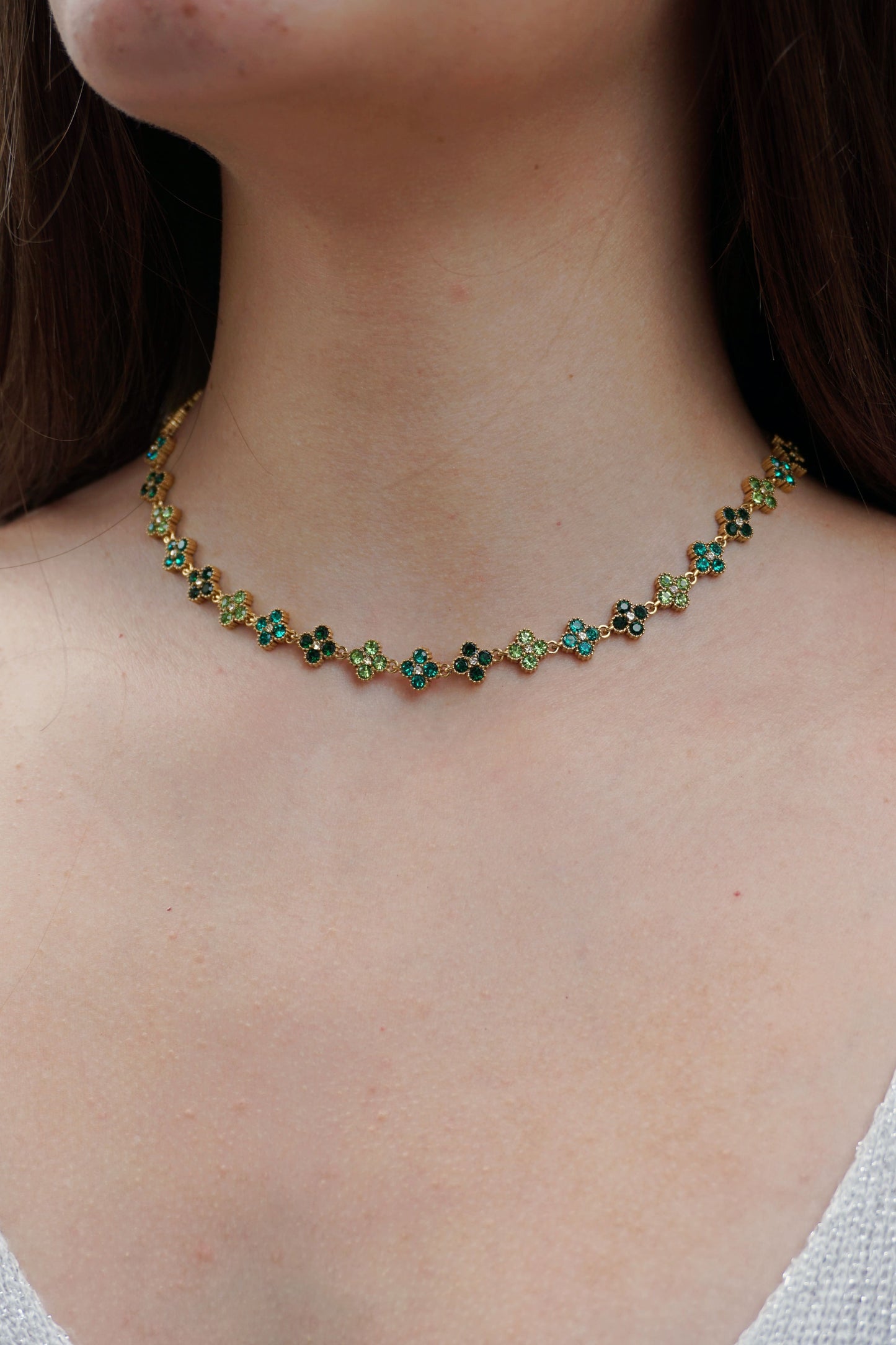 Collier doré et trèfles vert