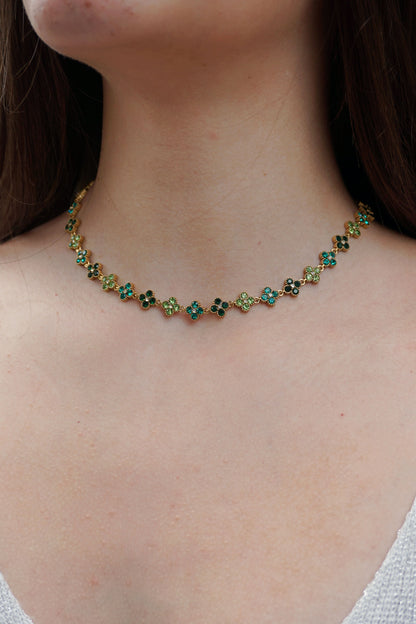 Collier doré et trèfles vert