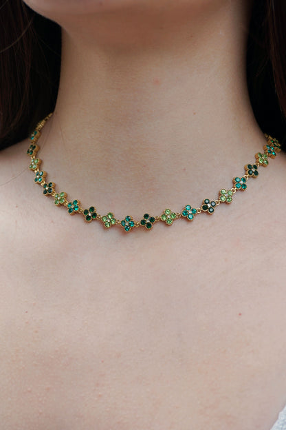 Collier doré et trèfles vert