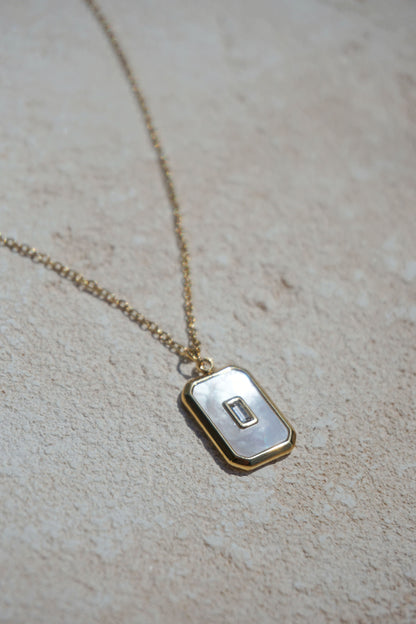 Collier doré pendentif blanc