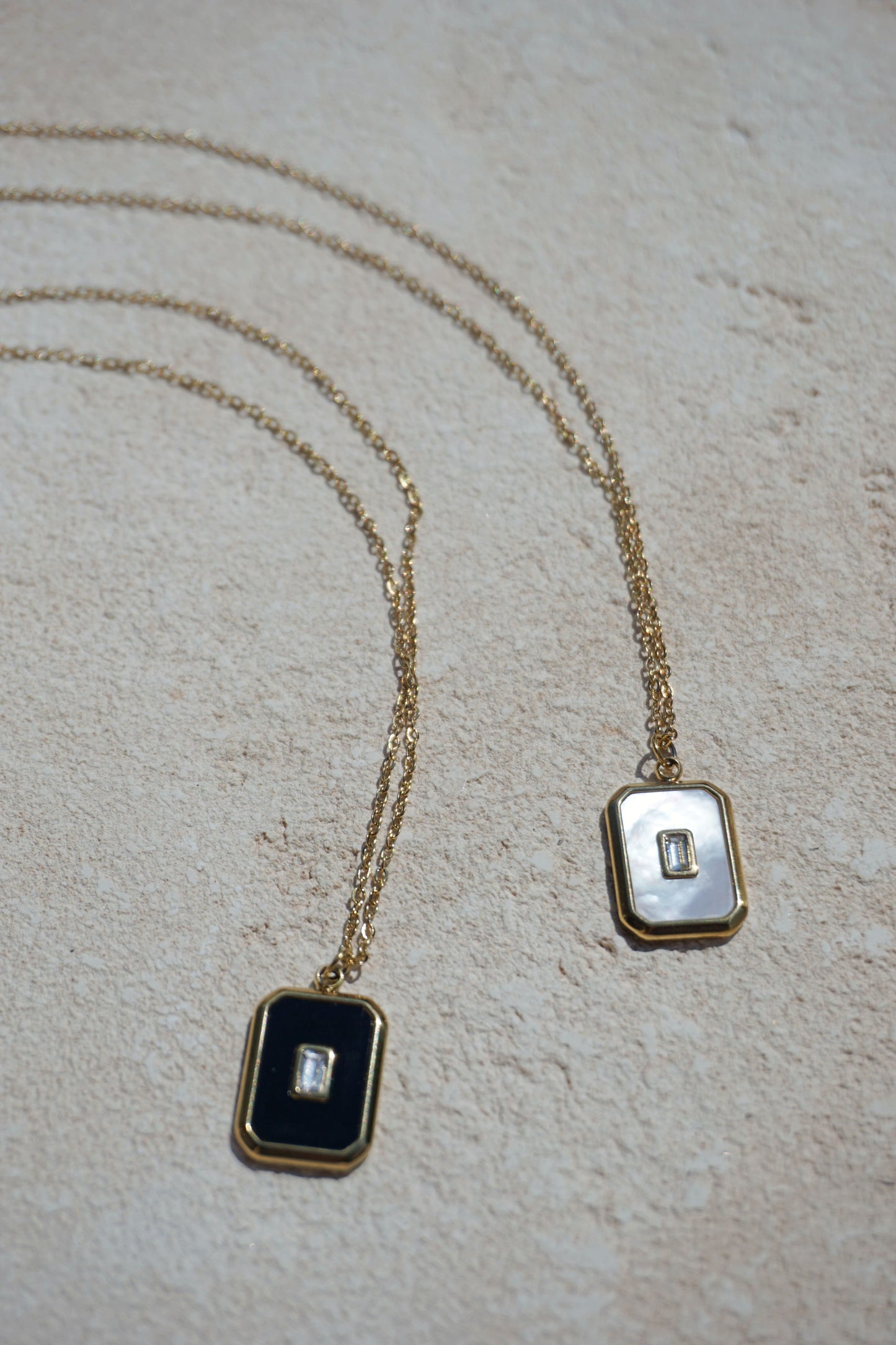 Collier doré pendentif blanc
