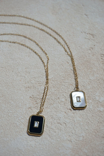 Collier doré pendentif blanc