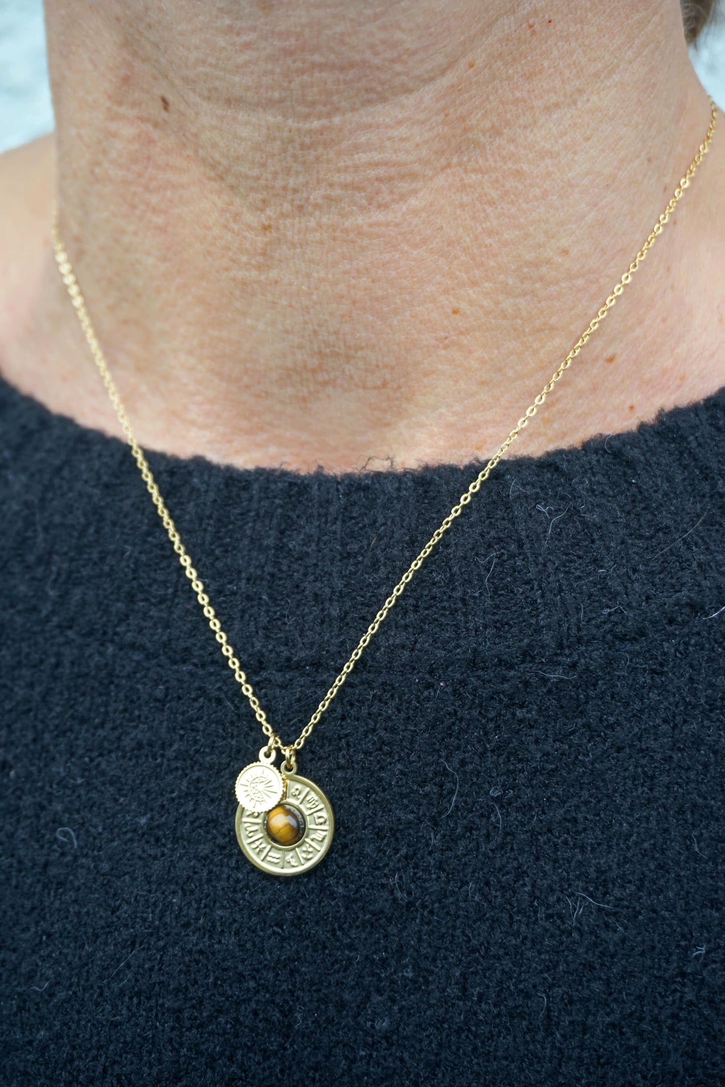 Collier doré pendentif marron zodiaque