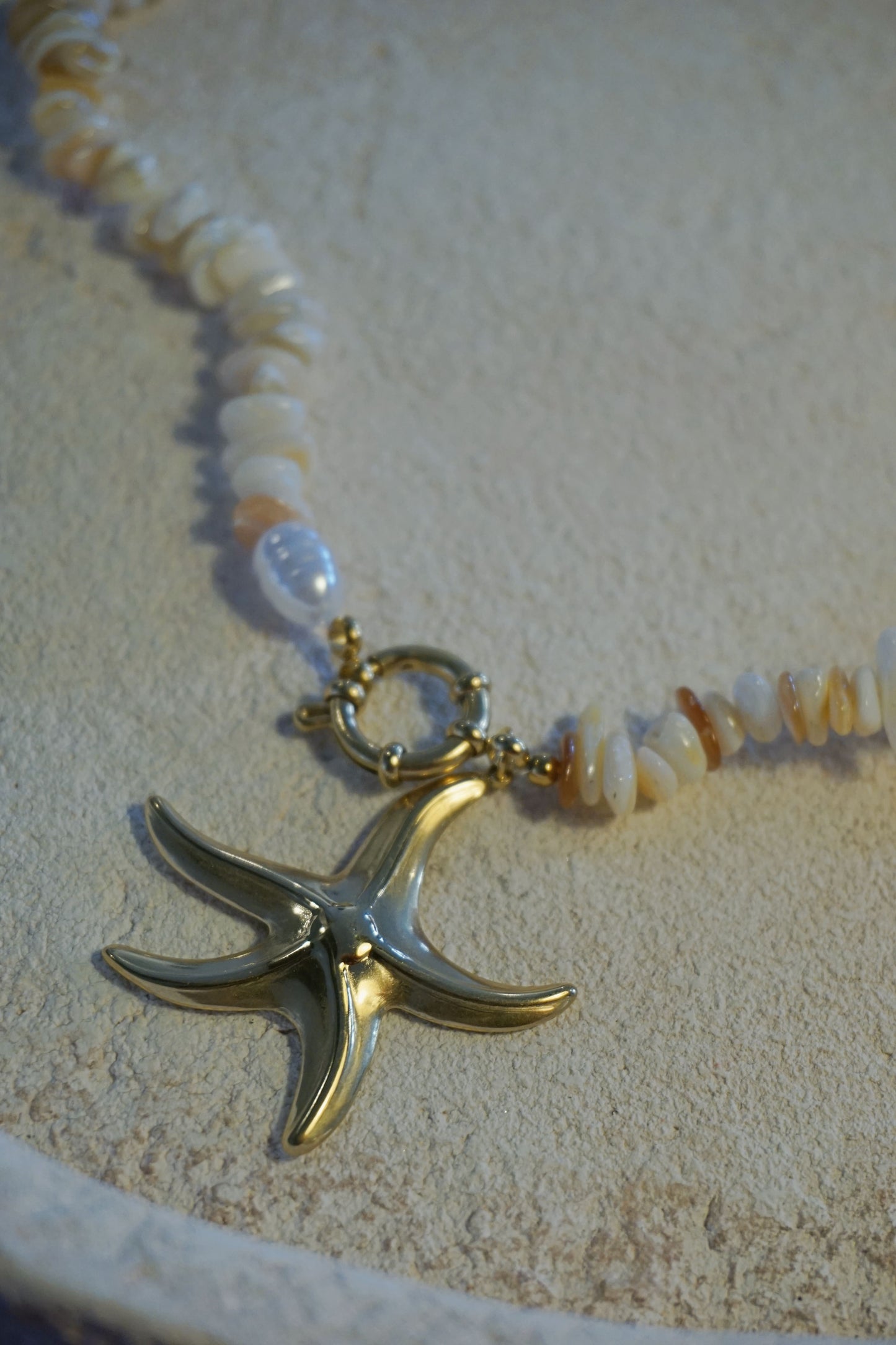 Collier doré pierres crème et étoile de mer