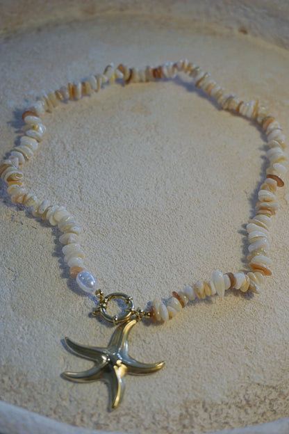 Collier doré pierres crème et étoile de mer