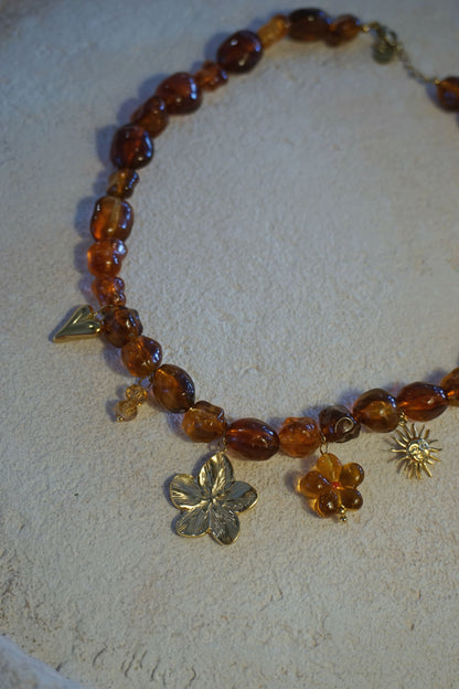 Collier doré pierres résines et charms