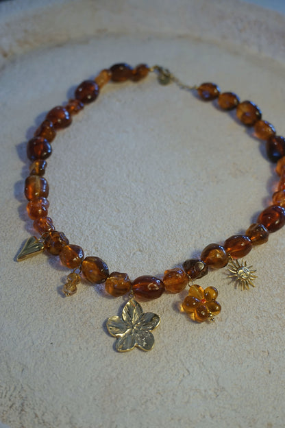 Collier doré pierres résines et charms