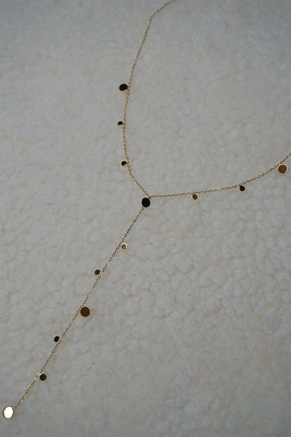 Collier doré tombant avec médaillons