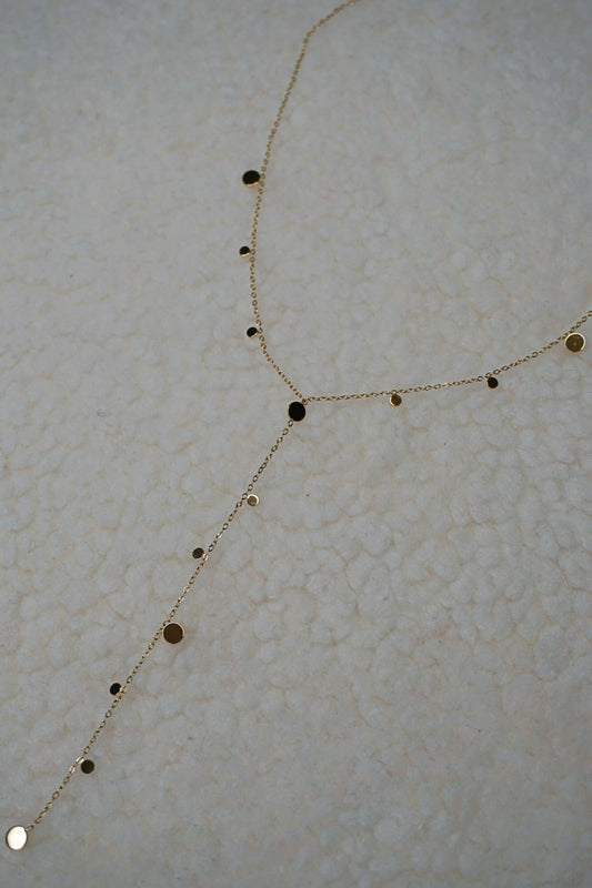 Collier doré tombant avec médaillons