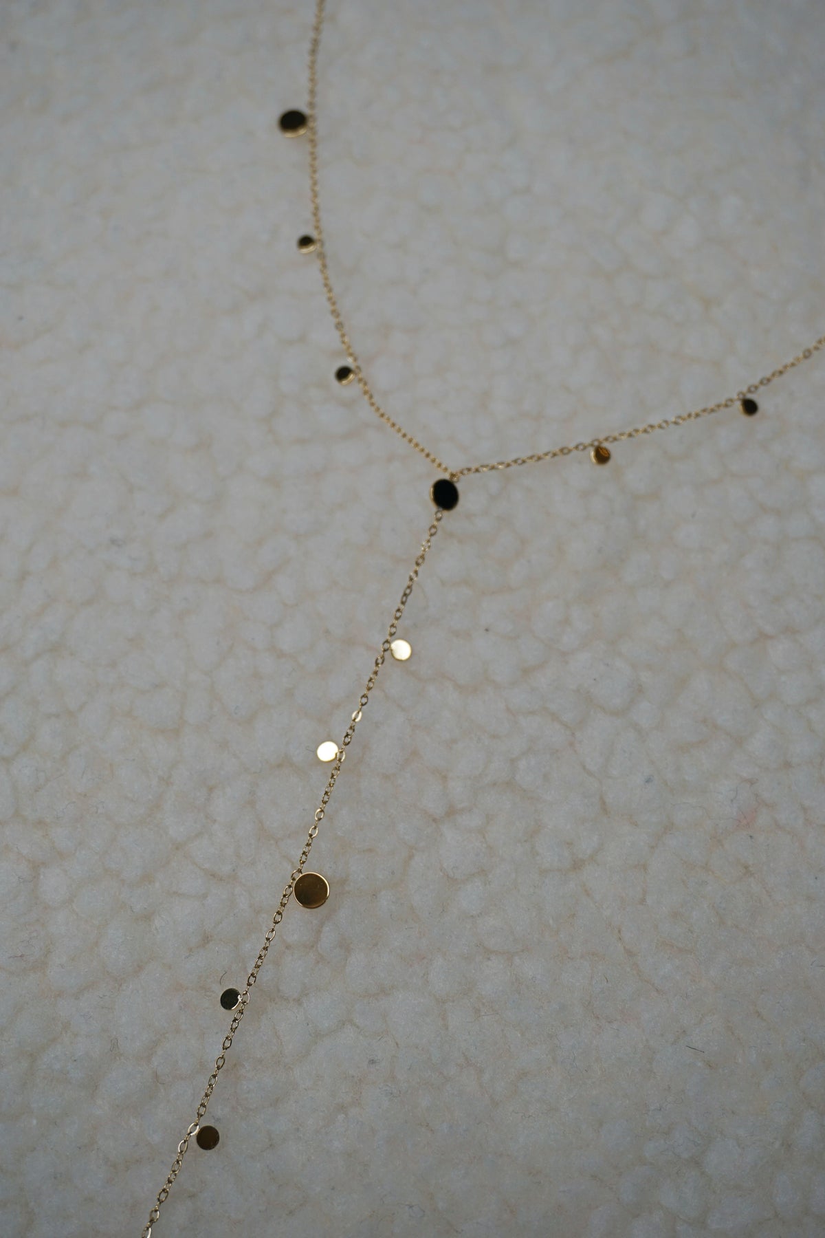 Collier doré tombant avec médaillons