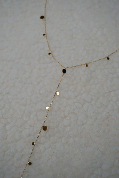 Collier doré tombant avec médaillons