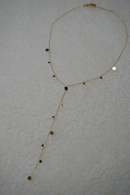 Collier doré tombant avec médaillons