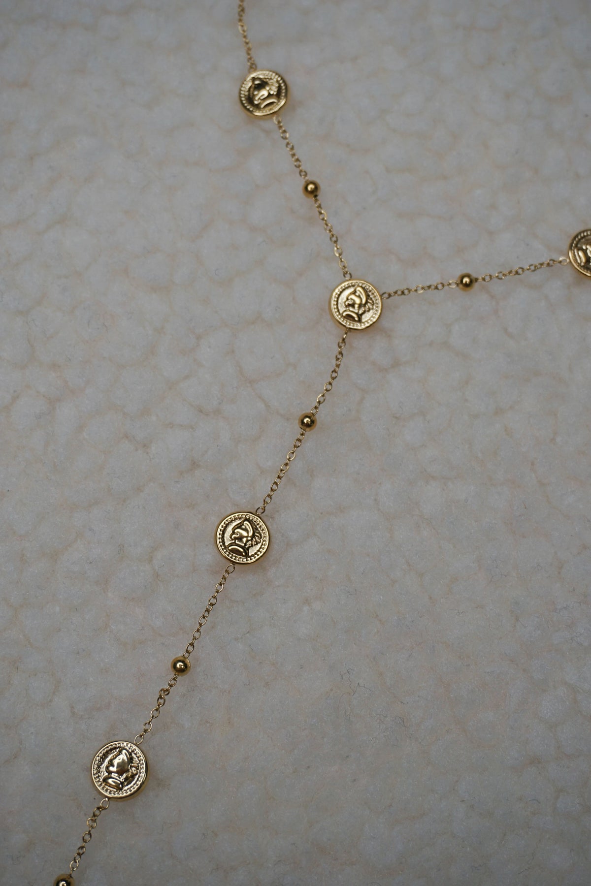 Collier doré tombant avec pièces de monnaie