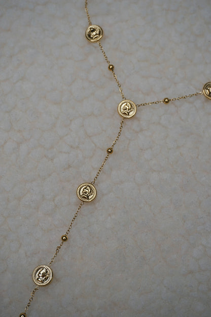 Collier doré tombant avec pièces de monnaie