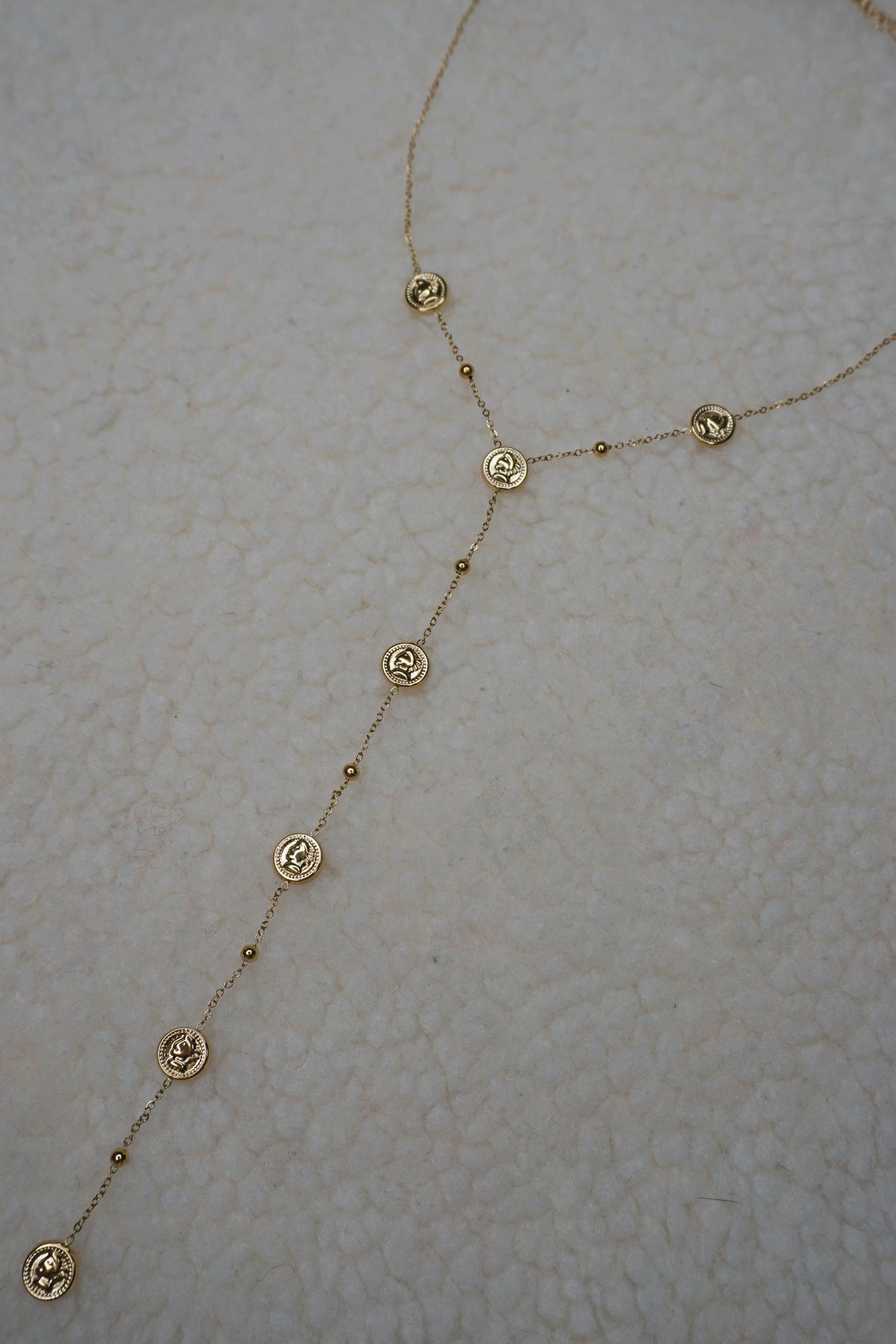 Collier doré tombant avec pièces de monnaie